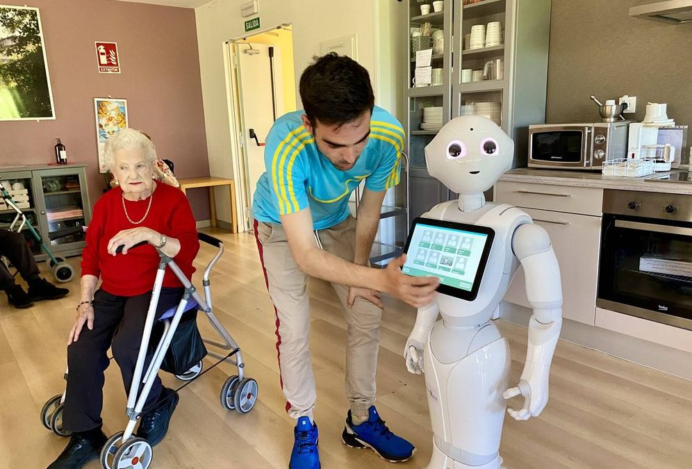 Temi y Copito: un día con los dos robots que han puesto patas arriba una residencia de ancianos en Palencia